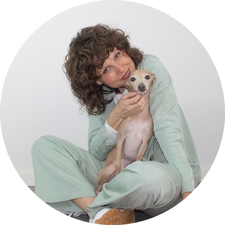 Eva, fundadora de Levita Creatividad y su perrita Pepa