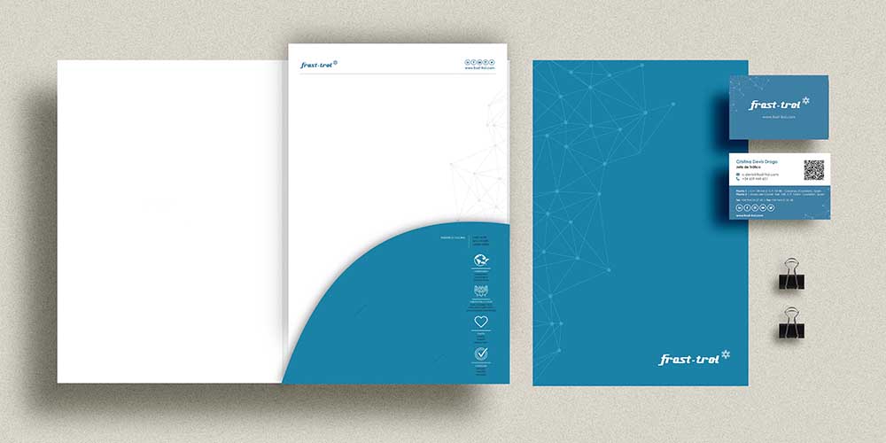 Mockup carpeta y tarjeta